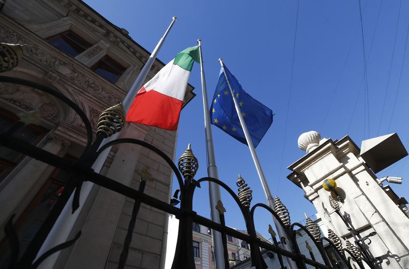 &copy; Reuters. La bandiera italiana e quella dell&apos;Unione europea davanti all&apos;Ambasciata italiana a Mosca