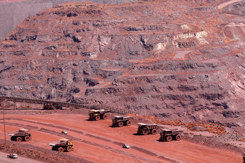 &copy; Reuters. Caminhões durante atividades na mina de minério de ferro de Kumba, a maior do mundo, na África do Sul