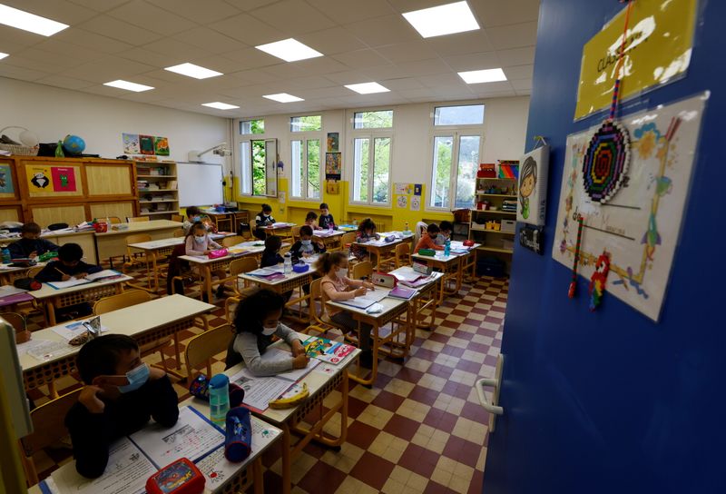 &copy; Reuters. French schoolchildren return to classes under strict sanitary measures