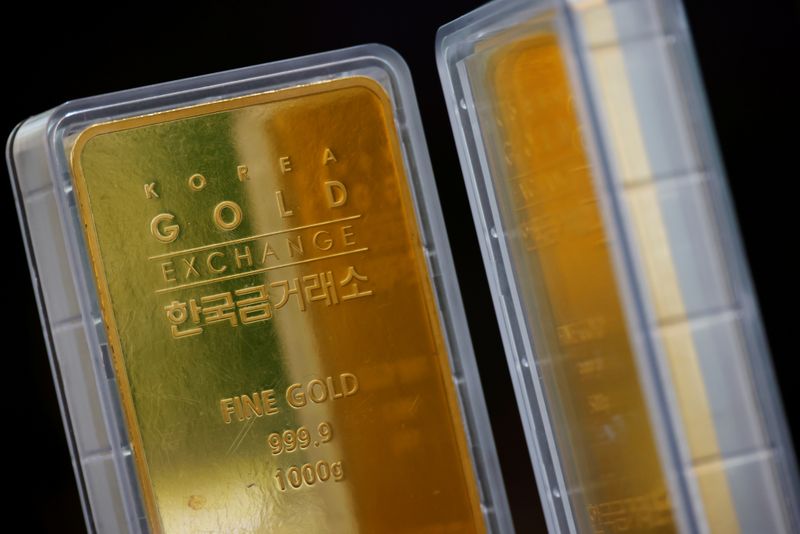 &copy; Reuters. Gold bars are pictured on display at Korea Gold Exchange in Seoul