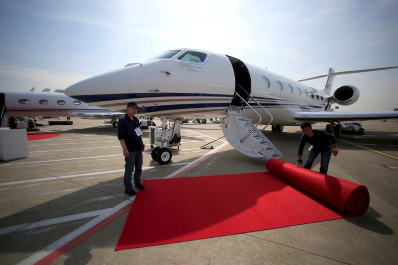 © Reuters. FILE PHOTO: Workers prepare a red carpet in front a Gulfstream aircraft in a file photo.   REUTERS/Aly Song