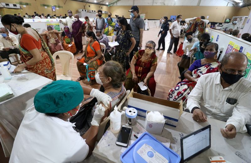 &copy; Reuters. Vacinação contra Covid em Mumbai