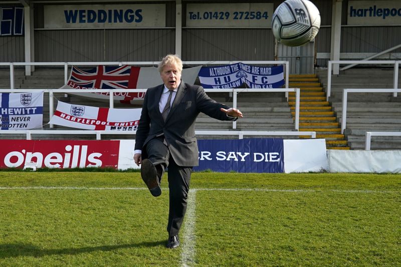 &copy; Reuters. El primer ministro británico, Boris Johnson, da una patada a un balón durante una visita al Hartlepool United Football Club en Hartlepool, Reino Unido.