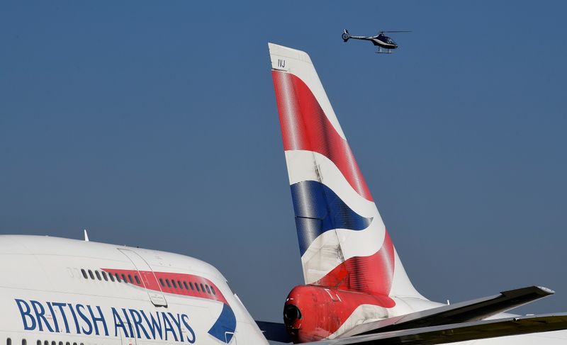 &copy; Reuters. FOTO DE ARCHIVO: Un helicóptero vuela cerca de los jumbos Boeing 747 de British Airways en el Aeropuerto de Cotswold, Kemble, Reino Unido