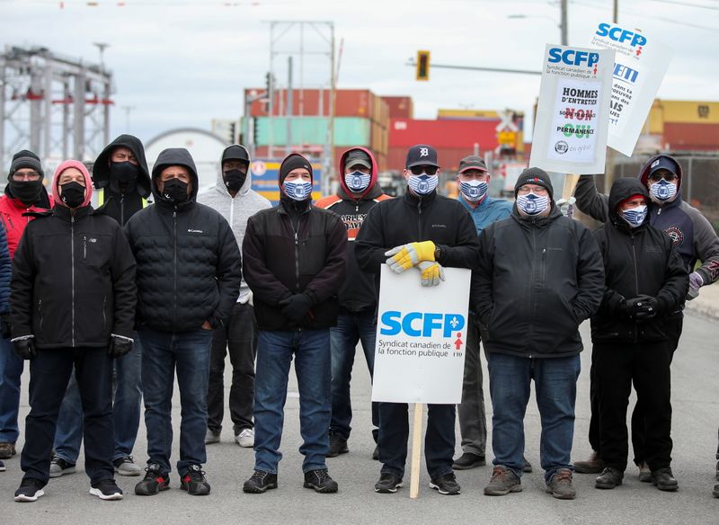 &copy; Reuters. Longshore workers strike in front of Port of Montreal in Montreal