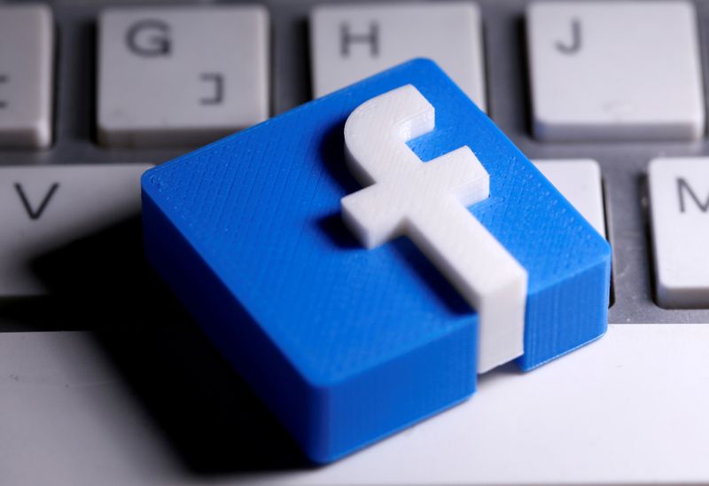 &copy; Reuters. FILE PHOTO: A 3D-printed Facebook logo is seen placed on a keyboard in this illustration