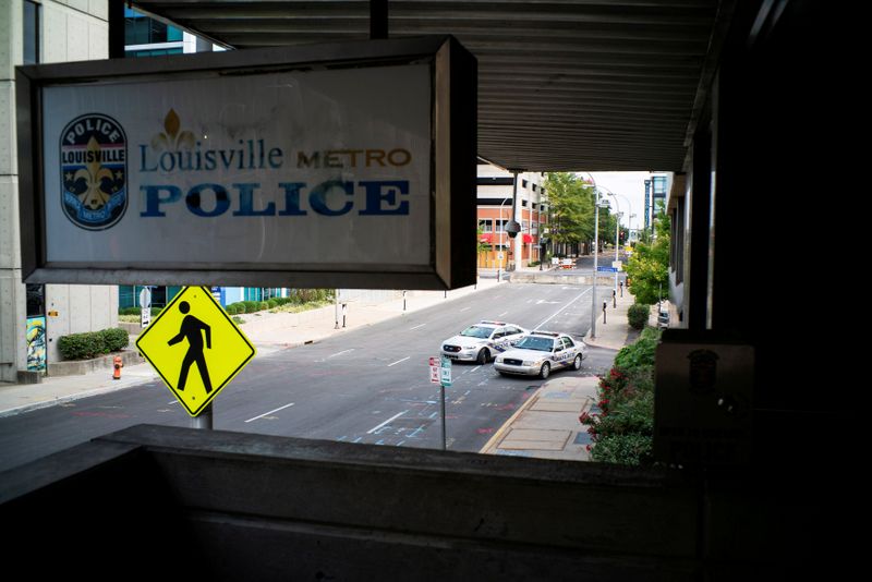 © Reuters. Decision in the criminal case against police officers involved in the death of Breonna Taylor, in Louisville