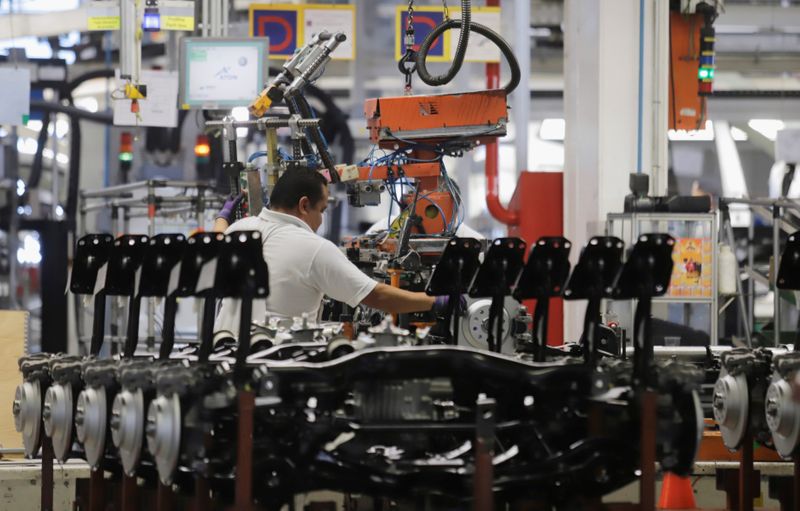 &copy; Reuters. An employee works on the production line of the Volkswagen Tiguan cars at the company&apos;s assembly plant in Puebla,