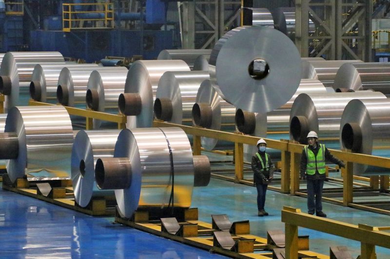 &copy; Reuters. Employees work at the production line of aluminium rolls at a factory in Zouping