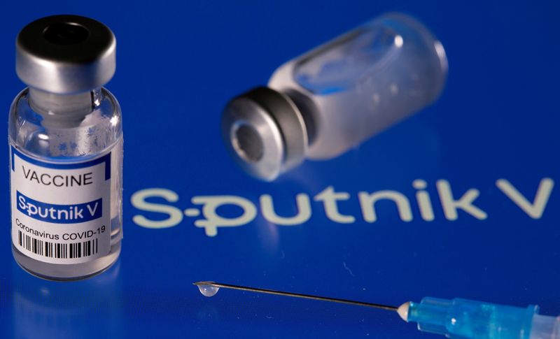 &copy; Reuters. Recipientes com adesivo vacina Sputnik V, em foto de ilustração