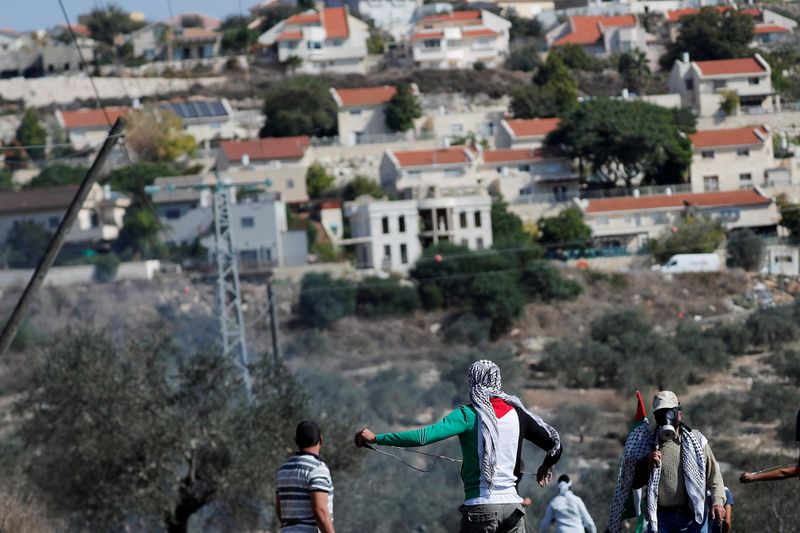 &copy; Reuters. FILE PHOTO: Palestinians protest against Jewish settlements in the Israeli-occupied West Bank