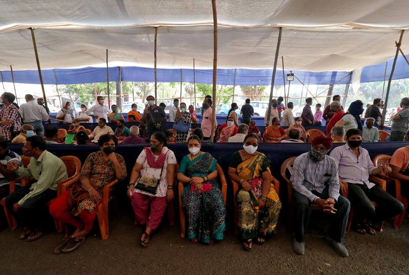 &copy; Reuters. インドのコロナ新規感染者、6日連続で30万人超　軍が緊急支援へ