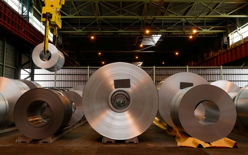 &copy; Reuters. FOTO DE ARCHIVO: Bobinas de metal prensado en una planta de ArcelorMittal en Gante