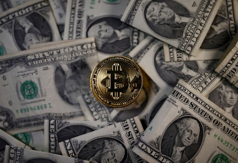 &copy; Reuters. Una moneta bitcoin su alcune banconote in dollari