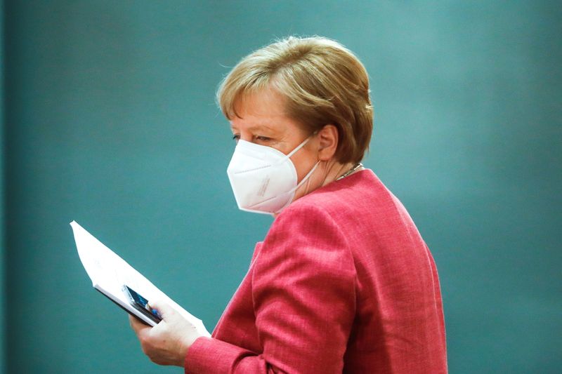 &copy; Reuters. La canciller alemana Angela Merkel asiste a la reunión semanal del Gabinete del Gobierno alemán en la cancillería en Berlín