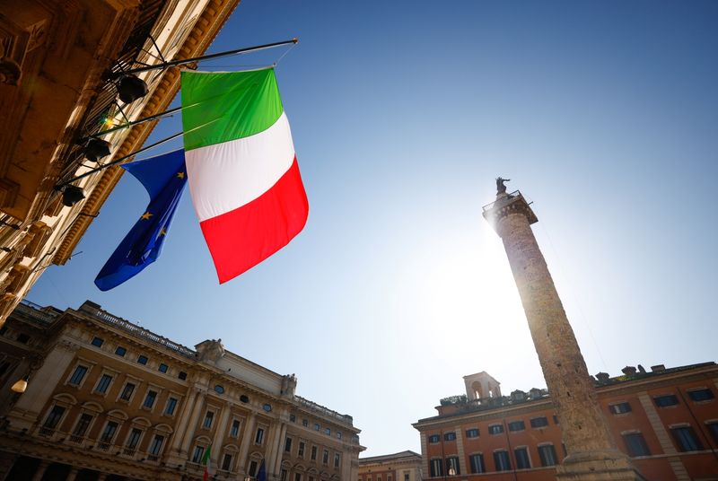 &copy; Reuters. La bandiera italiana davanti a Palazzo Chigi