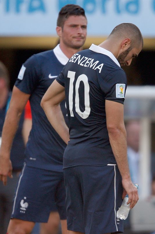 © Reuters. Olivier Giroud e Karim Benzema após derrota da França para a Alemanha nas quartas de final da Copa do Mundo de 2014 no Maracanã