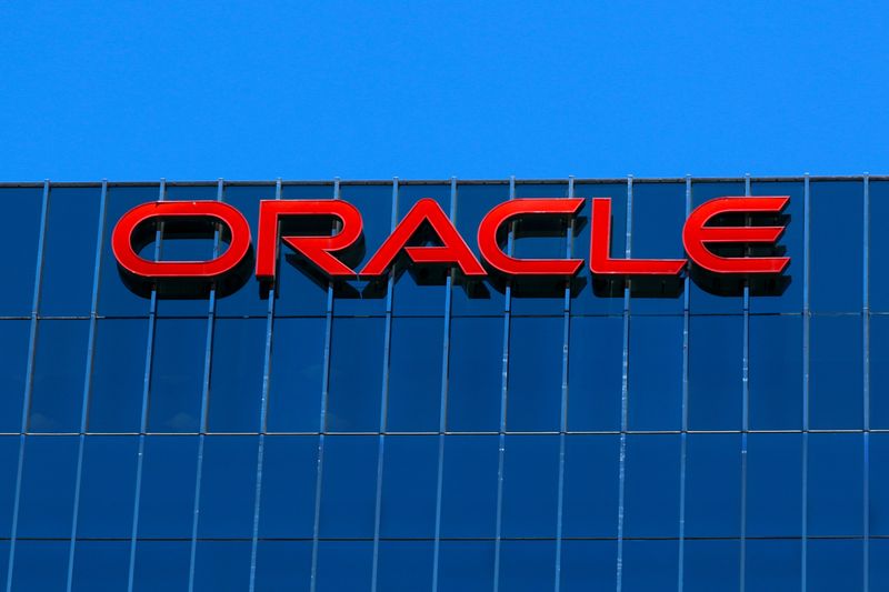 © Reuters. FILE PHOTO: The Oracle logo is shown on an office building in Irvine, California