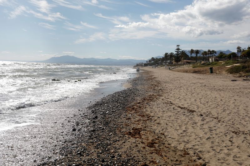 &copy; Reuters. Vista de una playa vacía cerca del hotel cerrado Don Carlos, en medio del brote de la enfermedad del coronavirus (COVID-19), en Marbella