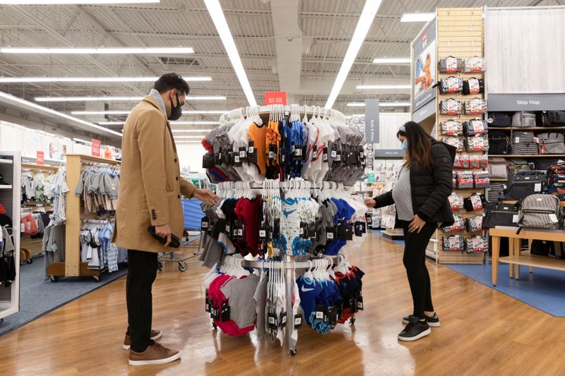 &copy; Reuters. Consumidores checam produtos em loja em Bridgewater, Nova Jersey (EUA)