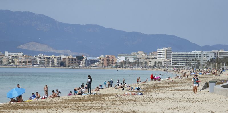 &copy; Reuters. People sunbathe and chill in Playa de Palma beach in Palma de Mallorca