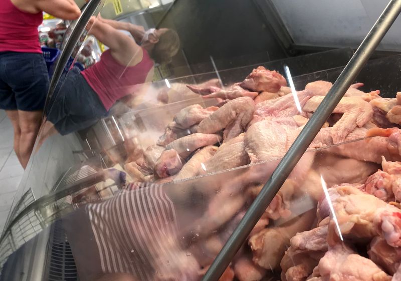 &copy; Reuters. Foto de archivo de pollos en venta en un mercado en Rio de Janeiro