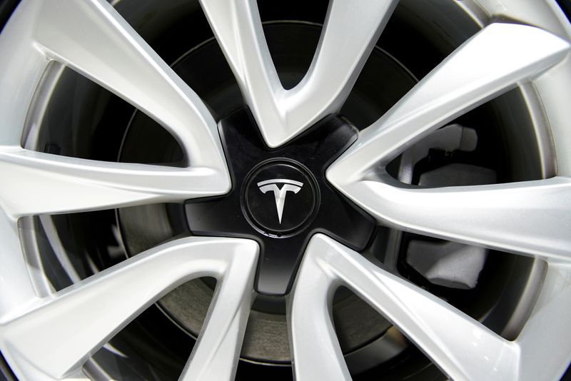 &copy; Reuters. FILE PHOTO: Tesla logo is seen on a wheel rim during the media day for the Shanghai auto show in Shanghai
