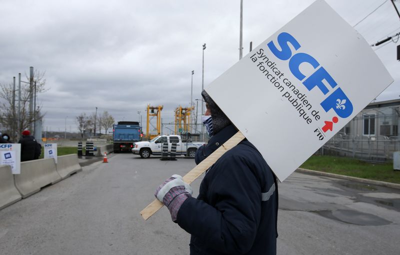 &copy; Reuters. Longshore workers strike in front of Port of Montreal in Montreal