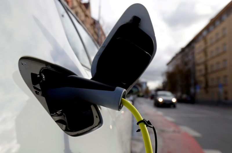 &copy; Reuters. FILE PHOTO: An electric car is charged by a mobile charging station on a street in Prague