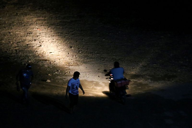&copy; Reuters. FILE PHOTO: Honduran migrant families try to reach U.S.