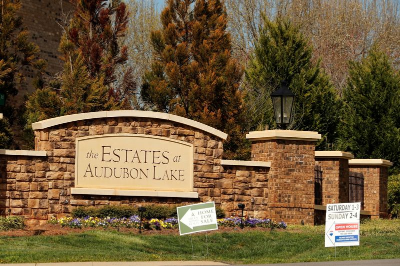 © Reuters. FILE PHOTO: Real estate signs advertise new homes for sale in a new development in York County, South Carolina