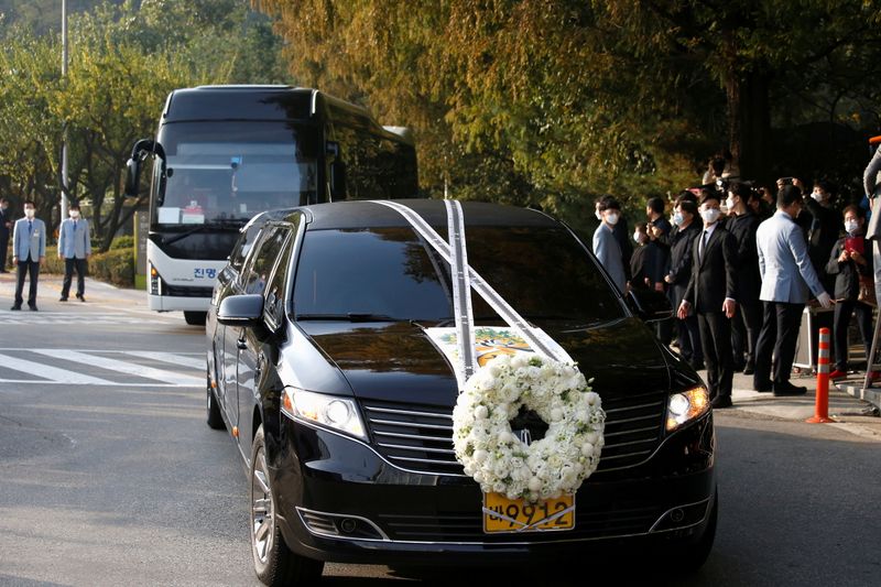 © Reuters. FILE PHOTO: A hearse carrying the body of Lee Kun-hee, leader of Samsung Group, travels at a hospital in Seoul