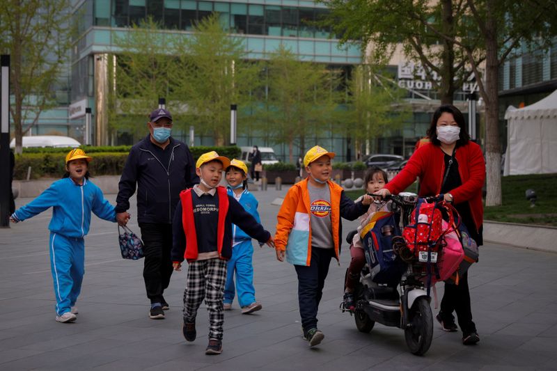 &copy; Reuters. People pick up children from a school in Beijing