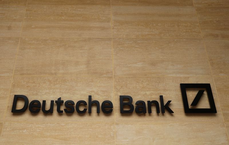 &copy; Reuters. Il logo di Deutsche Bank in un ufficio a Londra