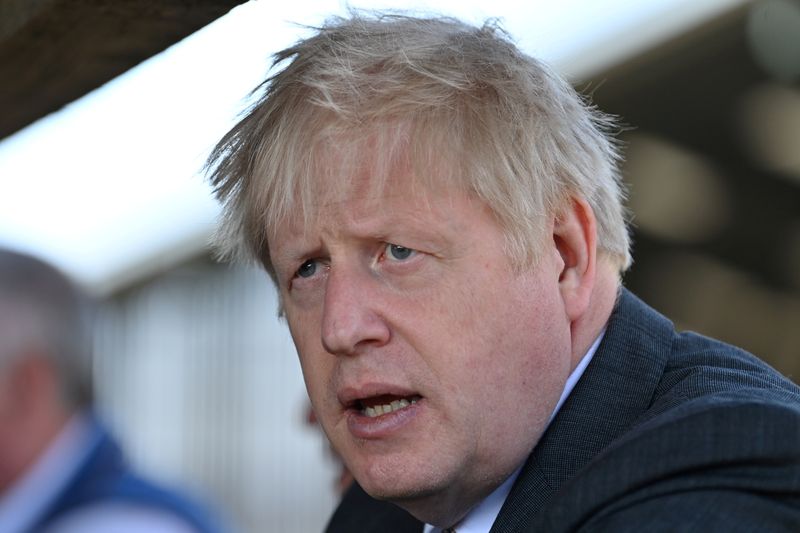 &copy; Reuters. El primer ministro británico Boris Johnson habla durante su visita a una granja en Wrexham