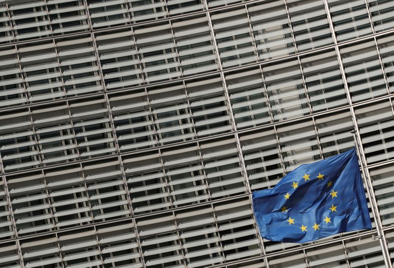 &copy; Reuters. Bandiera dell&apos;Unione europea davanti alla sede della Commissione Ue a Bruxelles