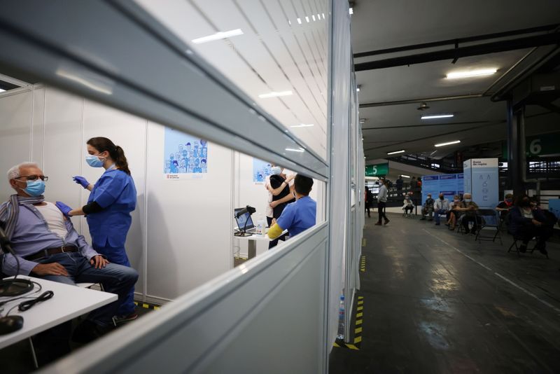 &copy; Reuters. Un hombre recibe una dosis de la vacuna de COVID-19 en la Fira de Montjuic en Barcelona