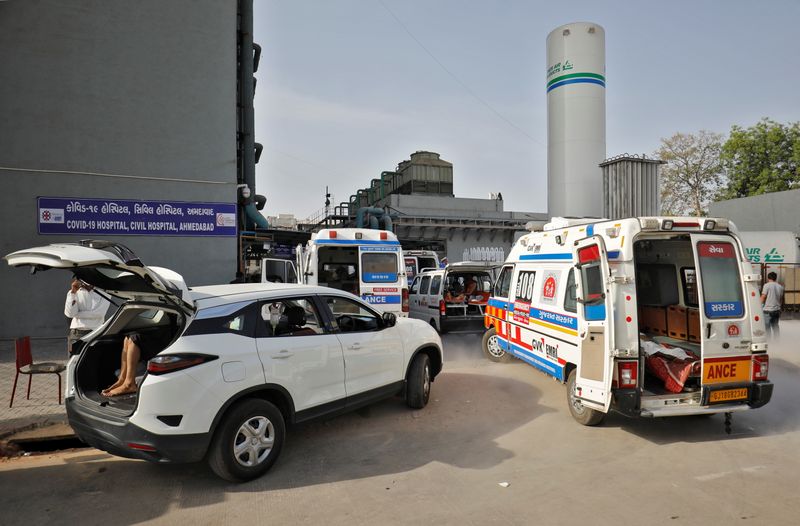 &copy; Reuters. Pacientes aguardam em ambulâncias para entrar em hospital em Ahmedabad, na Índia