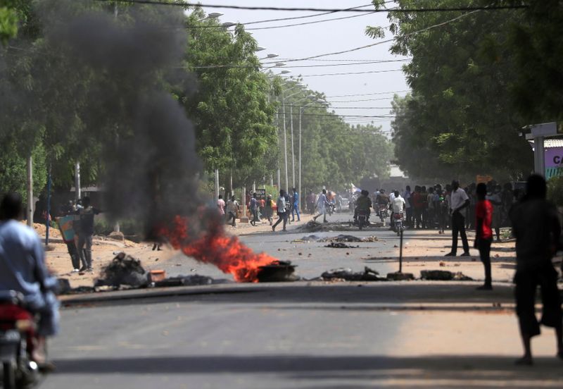 &copy; Reuters. Tires burn at a barricade during protests demanding return to civilian rule in N&apos;Djamena