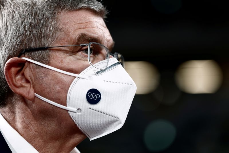 &copy; Reuters. Presidente do COI, Thomas Bach, visita Estádio Nacional em Tóquio