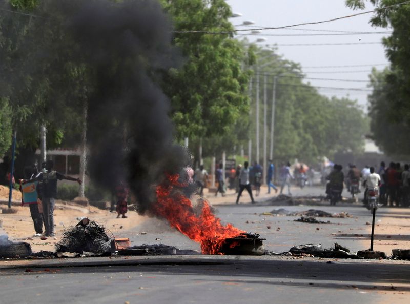 © Reuters. الهدوء يعود إلى عاصمة تشاد بعد احتجاجات عنيفة على الحكم العسكري