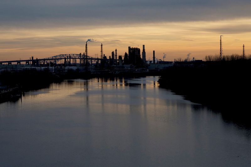 &copy; Reuters. FILE PHOTO: Sun sets on the Philadelphia Energy Solutions plant refinery in Philadelphia