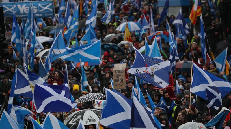 &copy; Reuters. Demonstrators march for Scottish Independence through Glasgow City centre