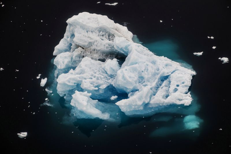 © Reuters. FILE PHOTO: In Greenland, a glacier's collapse shows climate impact