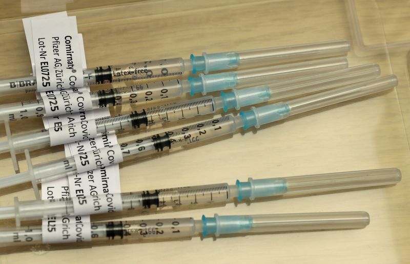 &copy; Reuters. FILE PHOTO: Syringes are seen at the Impfzentrum Basel Stadt vaccination center in Basel