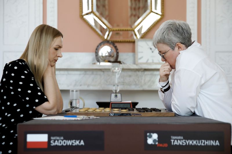 &copy; Reuters. Draught players Polish Natalia Sadowska and Russian Tamara Tansykkuzhina play a game during the Women&apos;s World Draughts Championship in Warsaw