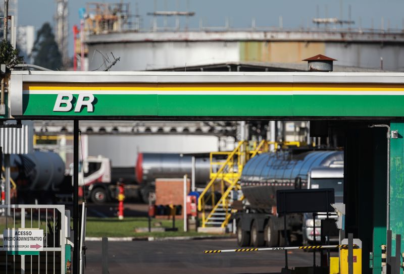 © Reuters. Refinaria Alberto Pasqualini, da Petrobras, em Canoas (RS)