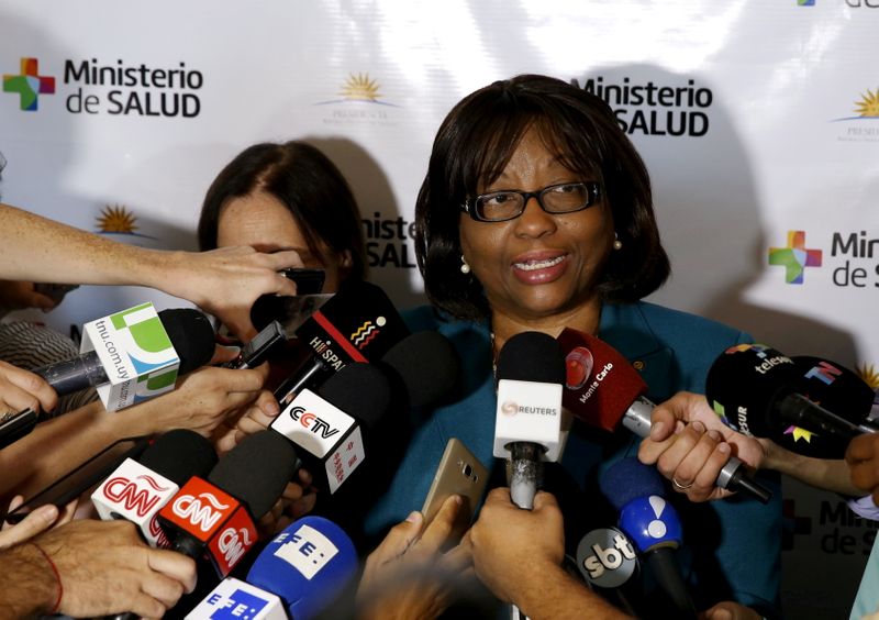 &copy; Reuters. Diretora da Organização Pan-Americana de Saúde, Carissa Etienne, conversa com jornalistas em Montevidéu em 2016