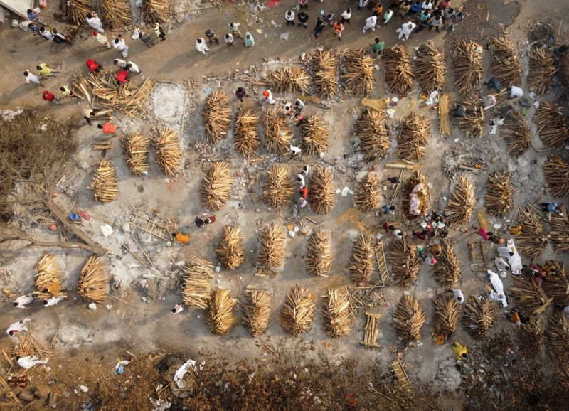 © Reuters. Mass cremation of COVID-19 victims in New Delhi