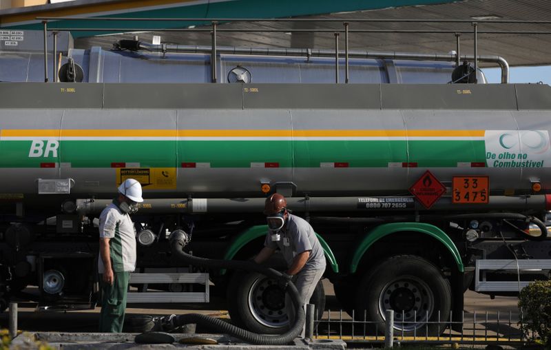 &copy; Reuters. Caminhão-tanque descarrega combustível em posto em Porto Alegre (RS)